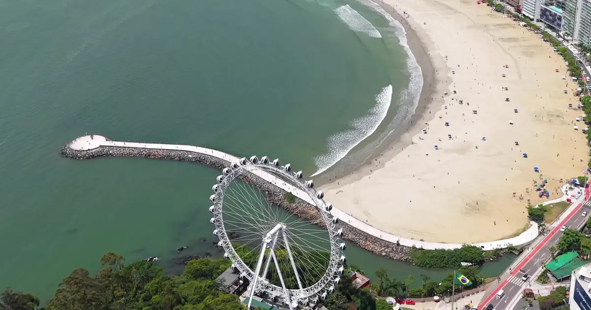 A orla de Balneário Camboriú com a roda-gigante, vista do alto